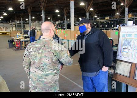 Das Sierra Army Depot war Gastgeber der USA Befehlsteam des Militärmaterialkommandos, 15. Februar 2022. General Ed Daly, kommandierender General der AMC, und Kommandosgt. Major Alberto Delgado, AMC Senior Enlisted Advisor, trafen sich mit der Führung und Mitgliedern des Sierra Army Depot, während sie über Geschwindigkeit in den USA diskutierten Lieferkette und Modernisierung der Armee. Stockfoto