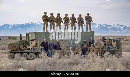Army Green Berets von der 1. Special Forces Group führte zwei Wochen lang praktische Experimente mit unbemannten Systemen des Project Origin in Dugway Proving Ground, Utah, durch. Durch die Aufnahme von Sondereinsatzkräften in die Technologiebewertung wird ein tieferes Verständnis dafür geschaffen, was erforderlich ist, um unbemannte Systeme für die Einsatztruppe der Armee reifen zu lassen. Stockfoto