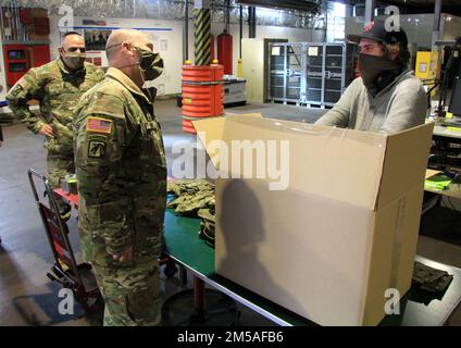 Das Sierra Army Depot war Gastgeber der USA Befehlsteam des Militärmaterialkommandos, 15. Februar 2022. General Ed Daly, kommandierender General der AMC, und Kommandosgt. Major Alberto Delgado, AMC Senior Enlisted Advisor, trafen sich mit der Führung und Mitgliedern des Sierra Army Depot, während sie über Geschwindigkeit in den USA diskutierten Lieferkette und Modernisierung der Armee. Stockfoto