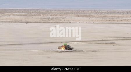Army Green Berets von der 1. Special Forces Group führte zwei Wochen lang praktische Experimente mit unbemannten Systemen des Project Origin in Dugway Proving Ground, Utah, durch. Durch die Aufnahme von Sondereinsatzkräften in die Technologiebewertung wird ein tieferes Verständnis dafür geschaffen, was erforderlich ist, um unbemannte Systeme für die Einsatztruppe der Armee reifen zu lassen. Stockfoto