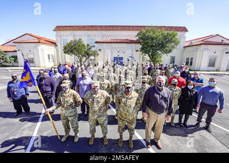 690. Cyberspace Control Squadron nimmt am 15. Februar 2022 in Port San Antonio, Texas, ein Foto von der Staffel auf. Stockfoto