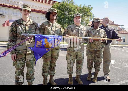 690. Cyberspace Control Squadron nimmt am 15. Februar 2022 in Port San Antonio, Texas, ein Foto von der Staffel auf. Stockfoto