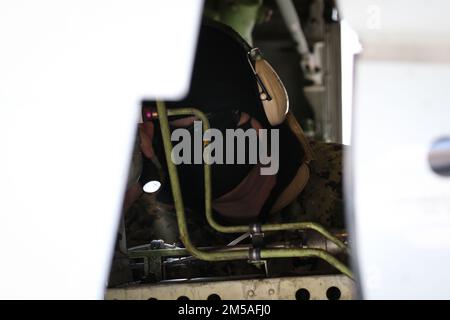 MARINELUFTANLAGE ATSUGI, Japan (16. Februar 2022) – Aviation Electronics Technician Senior Chief Petty Officer Geoffrey Bird, zugewiesen an die ‚Golden Swordsmen‘ der Patrouillenstaffel (VP) 47; Inspiziert den Unterboden eines P-8A Poseidon während einer planmäßigen Wartungsinspektion (SMI) auf der Fluglinie der Naval Air Facility (NAF) Atsugi, Japan, 16. Februar 2022. VP-47 ist derzeit in der NAF Misawa, Japan, stationiert und führt Seepatrouillen, Aufklärungs- und Theateraufklärungsoperationen innerhalb des US-7.-Flottengebiets (C7F) durch, um den Befehlshaber, die Task Force 72, C7F und die USA zu unterstützen Indopazifik Stockfoto