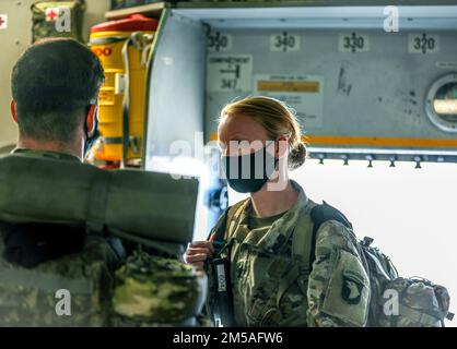 Elemente der 101. Airborne Division (Luftangriff) und Fort Campbell entsenden in die USA Army Europe Einsatzgebiet zur Unterstützung der Joint Task Force Dragon, 16. Februar 2022 in Fort Campbell, KY. Der Einsatz dient in erster Linie dazu, den NATO-Alliierten und Partnern der Vereinigten Staaten in der Region Sicherheit zu bieten. (USA Armeefotos von Sergeant Jacob Wachob, 40. Abteilung Öffentliche Angelegenheiten.) Stockfoto