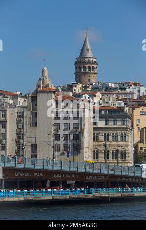 Galata-Brücke (Vordergrund), Galata-Turm (Hintergrund), Bosporus-Straße, Istanbul, Truthahn Stockfoto
