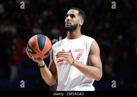 Belgrad, Serbien, 15. Dezember 2022. Brandon Davies vom EA7 Emporio Armani Milan erwärmt sich während des EuroLeague-Spiels der Turkish Airlines 2022/2023 zwischen Crvena Zvezda mts Belgrade und EA7 Emporio Armani Milan in der Aleksandar Nikolic Hall in Belgrad, Serbien. 15. Dezember 2022. Kredit: Nikola Krstic/Alamy Stockfoto