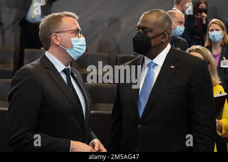 Verteidigungsminister Lloyd J. Austin III spricht mit dem dänischen Verteidigungsminister Morten Bødskov auf den Treffen der Verteidigungsminister im NATO-Hauptquartier in Brüssel, Belgien, am 16. Februar 2022. Austin wird dann zu Treffen nach Polen reisen und weiter nach Litauen, wo er mit den Führern der baltischen Staaten sprechen wird. Stockfoto