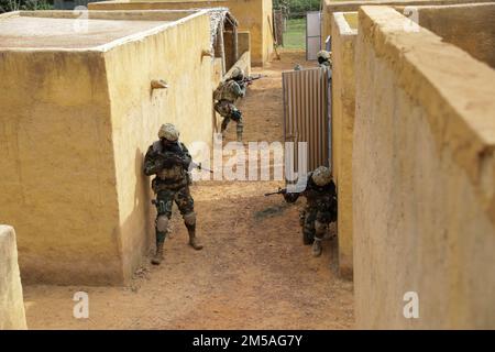 Soldaten der Ghana-Spezialeinheiten führen am 16. Februar 2022 in der Nähe des Basislagers Loumbila in Côte d'Ivoire Kampftraining durch. Flintlock ist eine jährliche, von Afrika geführte, kombinierte Militär- und Strafverfolgungsmaßnahme, die seit 2005 in Partnerschaft mit internationalen Sondereinsatzkräften die wichtigsten Partner-Nation-Kräfte in ganz Afrika gestärkt hat Stockfoto