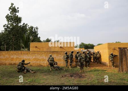 Soldaten der Ghana-Spezialeinheiten führen am 16. Februar 2022 in der Nähe des Basislagers Loumbila in Côte d'Ivoire Kampftraining durch. Flintlock ist eine jährliche, von Afrika geführte, kombinierte Militär- und Strafverfolgungsmaßnahme, die seit 2005 in Partnerschaft mit internationalen Sondereinsatzkräften die wichtigsten Partner-Nation-Kräfte in ganz Afrika gestärkt hat Stockfoto