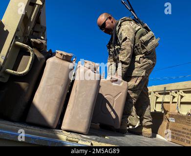 Berater, die der 3. Brigade zur Unterstützung der Sicherheitskräfte und der 3. Task Force zugewiesen wurden, trainieren zusammen mit Soldaten des 2. Kampfteams der Panzerbrigade, 1. Infanteriedivision, im National Training Center in Fort Irwin, Kalifornien, am 16. Februar 2022. Die Schulung ist Teil der Rotation der entscheidenden Aktion 22-04, die Beratern die Möglichkeit gibt, ihre Fähigkeiten zur Beratung und Unterstützung von Partnerkräften zu verbessern. Stockfoto