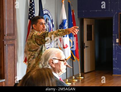 Von links erklärt Major General David Mikolaities, Adjutant General, New Hampshire National Guard, Stadtrat Ted Gatsas während eines Frühstückstreffens des Gouverneurs und des Executive council in Concord, New Hampshire, am 16. Februar 2022 die Geschichte der Artefakte, die im neuen Heritage Room des staatlichen Militärreservats ausgestellt sind. Inmitten verschiedener Ausstellungen befindet sich die ursprüngliche Ehrenmedaille, die dem in New Hampshire geborenen Captain Harl Pease Jr. verliehen wurde, einem Piloten des Army Air Corps, der während des Zweiten Weltkriegs getötet wurde Der Raum befindet sich in der ursprünglichen Struktur des ehemaligen Concord Arsenal, das ursprünglich zur Lagerung von Munition in 1880 b verwendet wurde Stockfoto