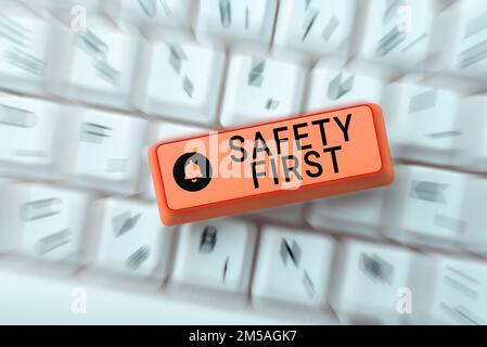 Textunterschrift mit der Darstellung von Sicherheit zuerst. Überblick über das Unternehmen Vermeiden Sie unnötige Risiken sicher leben Vorsicht walten lassen Stockfoto