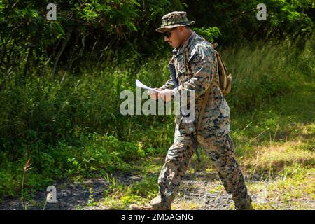 EIN US-AMERIKANISCHER Marine mit 3D Marines, 3D Marine Division findet seinen eingezeichneten Punkt während des Landnavigationstrainings im Marine Corps Training Area Bellows, Hawaii, 16. Februar 2022. 3D Marines führten die Feldübung durch, um grundlegende Kampffähigkeiten zu erhalten. Stockfoto
