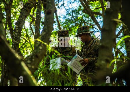 USA Marines mit 3D Marines, 3D Marine Division durchqueren Gelände während des Landnavigationstrainings im Marine Corps Training Area Bellows, Hawaii, 16. Februar 2022. 3D Marines führten die Feldübung durch, um grundlegende Kampffähigkeiten zu erhalten. Stockfoto