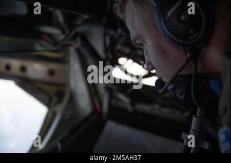 USA Air Force Airman 1. Class Bryan Weishaar, 909. Air Tanken Squadron Boom Operator, bereitet sich auf das Auftanken von Flugzeugen zur Unterstützung von Cope North 22 über dem Pazifik vor, 16. Februar 2022. Die Luftwaffe 909 ist die führende Truppe der Pacific Air Forces bei der Betankung von US-amerikanischen und alliierten Flugzeugen in allen Eventualfällen. Stockfoto