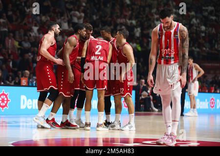 Belgrad, Serbien, 15. Dezember 2022. Luca Vildoza von Crvena Zvezda mts Belgrad sieht deprimiert aus, während die Spieler des EA7 Emporio Armani Milan den Sieg beim EuroLeague-Spiel der Turkish Airlines 2022/2023 zwischen Crvena Zvezda mts Belgrad und EA7 Emporio Armani Milan in der Aleksandar Nikolic Hall in Belgrad, Serbien, feiern. 15. Dezember 2022. Kredit: Nikola Krstic/Alamy Stockfoto