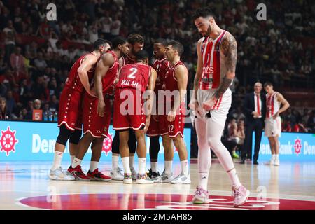 Belgrad, Serbien, 15. Dezember 2022. Luca Vildoza von Crvena Zvezda mts Belgrad sieht deprimiert aus, während die Spieler des Emporio Armani Milan im Jahr EA7 nach einem Treffer beim EuroLeague-Spiel der Turkish Airlines 2022/2023 zwischen Crvena Zvezda mts Belgrad und EA7 Emporio Armani Milan in der Aleksandar Nikolic Hall in Belgrad, Serbien, feiern. 15. Dezember 2022. Kredit: Nikola Krstic/Alamy Stockfoto