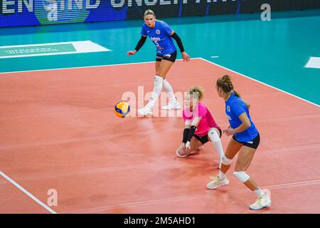 Wiesbaden, Deutschland. 27. Dezember 2022. Rene Sain (9 Wiesbaden) spielt den Ball während der Hauptrunde der 1. Volleyballspiel Bundesliga Frauen zwischen VC Wiesbaden und VC Neuwied 77 in der Sporthalle am Platz der Deutschen Einheit in Wiesbaden. (Norina Toenges/SPP) Kredit: SPP Sport Press Photo. Alamy Live News Stockfoto