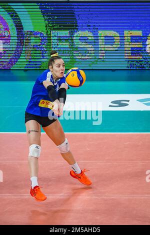 Wiesbaden, Deutschland. 27. Dezember 2022. Klara Single (14 Neuwied) spielt den Ball während der Hauptrunde der 1. Volleyballspiel Bundesliga Frauen zwischen VC Wiesbaden und VC Neuwied 77 in der Sporthalle am Platz der Deutschen Einheit in Wiesbaden. (Norina Toenges/SPP) Kredit: SPP Sport Press Photo. Alamy Live News Stockfoto