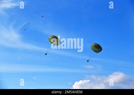 USA Springer der Armee, die dem 2. Bataillon, dem 503. Fallschirm-Infanterie-Regiment und den USA zugeteilt sind Marines von der Naval Air Station Sigonella, geben am 16. Februar 2022 schwere Pakete mit einem KC130J Super Hercules in die Frida Drop Zone in Pordenone, Italien, ab. Die 173. Airborne Brigade ist die USA Die Krisenreaktionstruppe der Armee in Europa, die rasch verlegbare Truppen in die Zuständigkeitsbereiche der Vereinigten Staaten in Europa, Afrika und Zentralkommando entsendet. Forward wurde in Italien und Deutschland eingesetzt und trainiert routinemäßig neben NATO-Verbündeten und -Partnern, um Partnerschaften und Stärke aufzubauen Stockfoto