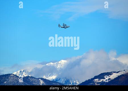 Ein KC-130J Super Hercules, der den „Rangers“ des Marine Aerial Tanken Transport Squadron (VMGR) 252 während eines Schwerstfalltrainings mit den USA zugeteilt wurde Springer der Armee wurden am 16. Februar 2022 dem 2. Bataillon, dem 503. Parachute Infanterie-Regiment in Pordenone, Italien, zugeteilt. Die 173. Luftwaffenbrigade ist die USA Die Krisenreaktionstruppe der Armee in Europa, die rasch verlegbare Truppen in die Zuständigkeitsbereiche der Vereinigten Staaten in Europa, Afrika und Zentralkommando entsendet. Forward wurde in Italien und Deutschland eingesetzt und bildet routinemäßig neben den NATO-Verbündeten und -Partnern aus, um Partnerschaften aufzubauen A Stockfoto