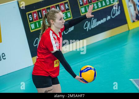 Wiesbaden, Deutschland. 27. Dezember 2022. Pia Fuchs (4 Neuwied) spielt den Ball in der Hauptrunde der 1. Volleyballspiel Bundesliga Frauen zwischen VC Wiesbaden und VC Neuwied 77 in der Sporthalle am Platz der Deutschen Einheit in Wiesbaden. (Norina Toenges/SPP) Kredit: SPP Sport Press Photo. Alamy Live News Stockfoto