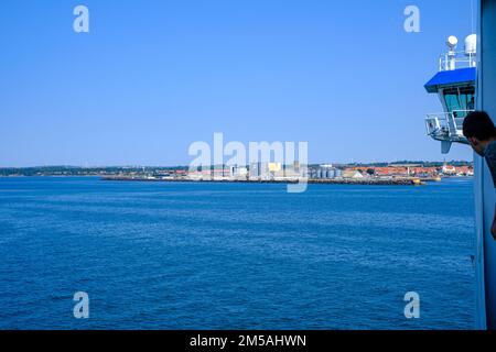 Ankunft in Rönne: Die Fähre mit zahlreichen Urlaubern nähert sich dem Hafen von Rönne, der Insel Bornholm, Dänemark, Skandinavien, Europa. Stockfoto