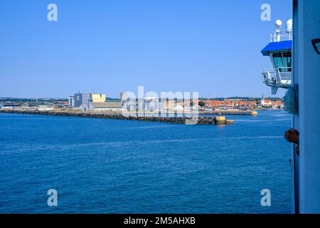 Ankunft in Rönne: Die Fähre mit zahlreichen Urlaubern nähert sich dem Hafen von Rönne, der Insel Bornholm, Dänemark, Skandinavien, Europa. Stockfoto