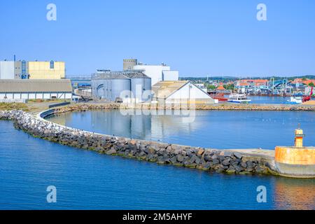 Industrieanlagen im Hafeneingang von Rönne, Insel Bornholm, Dänemark, Skandinavien, Europa. Stockfoto