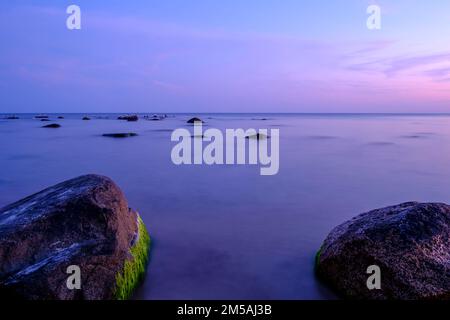 Sonnenuntergang über der Ostsee am Strand von Ostersomarken, Bornholm Island, Dänemark, Skandinavien, Europa. Sonnenuntergang über der Ostsee am Strand von Stockfoto