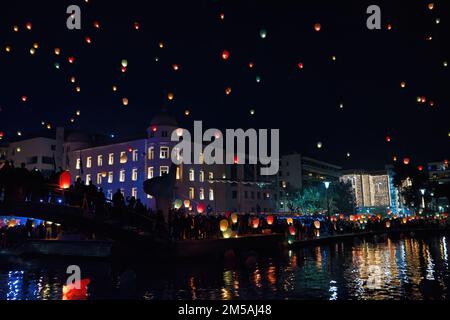 Ein wunderschöner Blick auf die nächtlichen Laternen in Volos, Griechenland, die den Weihnachtsgeist schaffen Stockfoto