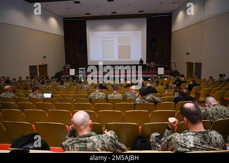 220216-N-MW275-0007 MILLINGTON, TENNESSEE (16. Februar 2022) die Konferenz des Befehlshabers des Recruiting Command (NRC) der Marine ist eine halbjährliche Veranstaltung, die in Millington, Tennessee, stattfindet. Dennis Velez gibt Orientierungshilfen und erhält Feedback zum allgemeinen Status der Rekrutierung der Marine. An der Veranstaltung nehmen Marineführer aus dem gesamten Rekrutierungsunternehmen Teil. Stockfoto