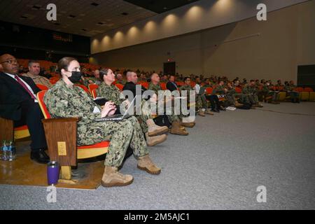 220216-N-MW275-0012 MILLINGTON, TENNESSEE (16. Februar 2022) die Konferenz des Befehlshabers des Recruiting Command (NRC) der Marine ist eine halbjährliche Veranstaltung, die in Millington, Tennessee, stattfindet. Dennis Velez gibt Orientierungshilfen und erhält Feedback zum allgemeinen Status der Rekrutierung der Marine. An der Veranstaltung nehmen Marineführer aus dem gesamten Rekrutierungsunternehmen Teil. Stockfoto