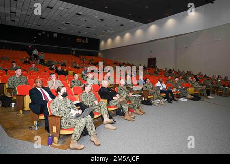 220216-N-MW275-0010 MILLINGTON, TENNESSEE (16. Februar 2022) die Konferenz des Befehlshabers des Recruiting Command (NRC) der Marine ist eine halbjährliche Veranstaltung, die in Millington, Tennessee, stattfindet. Dennis Velez gibt Orientierungshilfen und erhält Feedback zum allgemeinen Status der Rekrutierung der Marine. An der Veranstaltung nehmen Marineführer aus dem gesamten Rekrutierungsunternehmen Teil. Stockfoto