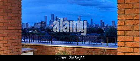 Blick auf den Dachgarten in der Abenddämmerung. Varcoe Road, London, Vereinigtes Königreich. Architekt: Maccreanor Lavington, 2020. Stockfoto