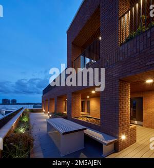 Blick auf den Dachgarten in der Abenddämmerung. Varcoe Road, London, Vereinigtes Königreich. Architekt: Maccreanor Lavington, 2020. Stockfoto