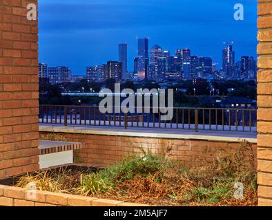 Blick auf den Dachgarten in der Abenddämmerung. Varcoe Road, London, Vereinigtes Königreich. Architekt: Maccreanor Lavington, 2020. Stockfoto