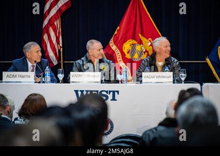 220216-N-GW654-1020 SAN DIEGO (16. Februar 2022) – von rechts, Vice ADM. Kenneth Whitesell, Commander, USA Marineflugwehr (CNAF), Vizeadmiral Roy Kitchener, Commander, USA Marine Surface Forces und ADM Harry Harris, USA Navy (Ret.), sprechen Sie auf der West 2022 Konferenz im San Diego Convention Center, Februar 16. West 2022, kofinanziert von AFCEA International und den USA Naval Institute, bringt führende Militär- und Branchenführer, Plattformhersteller und Entwickler von Technologien zusammen, um Lösungen zu vernetzen, zu diskutieren und zu demonstrieren. CNAF mans, Züge und Ausrüstung einsatzbereit, kampfbereit Na Stockfoto