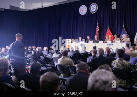 Von links nach rechts; US-pensioniert Marineminister Harry B. Harris Jr., USA Roy L. Kitchener, Kommandeur der Navy Surface Forces und Kommandeur der Navy Surface Force, USA Pazifikflotte, USA Kenneth R. Whitesell, Commander, Navy Air Forces, USA Pazifikflotte, USA Kelly Aeschbach, Commander, Navy Information Forces, USA Generalleutnant Karsten S. Heckl, Befehlshaber General, Kampfentwicklungskommando des Marine Corps und stellvertretender Befehlshaber für Kampfentwicklung und -Integration, und USA Jeffrey T. Jablon, Commander, U-Boot-Force, USA Pa Stockfoto