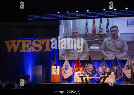 USA Marinekorps, Generalleutnant Christopher Mahoney, stellvertretender Befehlshaber für Programme und Ressourcen Hauptquartier Marinekorps, und USA Navy Rear ADM. John Gumbleton, Stellvertretender Sekretär der Marine für Budget/Direktor der Abteilung Fiskalmanagement, N82 Büro des Chief of Naval Operations führt ein Livestream-Panel über die Ressourcen der Seedienstleistungen und die Budgetierung mit den USA durch Küstenwache, Hinten-ADM. Mark J. Fedor, stellvertretender Befehlshaber für Ressourcen und Finanzchef, und Joseph P. Mulloy, ehemaliger stellvertretender Leiter der Marineeinsätze, Integration von Fähigkeiten und Ressourcen während der Konferenz WEST 2022 Stockfoto