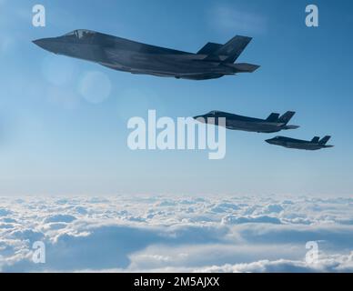 USA Marine Corps F-35B Lightning II Flugzeuge, die dem Marine Fighter Attack Squadron zugewiesen sind 242 von Marine Corps Air Station Iwakuni, Japan, fliegen über den Pazifik während einer gemeinsamen Tanken-Trainingsmission, 16. Februar 2022. Der F-35B Lightning II, ein Kampfflugzeug der fünften Generation, schrieb als weltweit erstes operatives Überschallflugzeug für Kurzstarts und vertikale Landungen Geschichte. Stockfoto