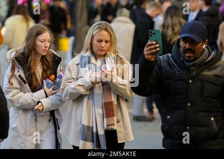 London, Großbritannien. 26. Dezember 2022. Menschen, die ihre Mobiltelefone benutzen, während sie auf der Oxford Street im Zentrum von London spazieren. (Foto: Dinendra Haria/SOPA Images/Sipa USA) Guthaben: SIPA USA/Alamy Live News Stockfoto