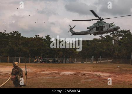 EIN US-AMERIKANISCHER Marine Corps UH-1Y Venom Hubschrauber mit Marine Light Attack Helicopter Squadron (HMLA) 369 startet nach dem Auftanken während der Jungle Warfare Übung (JWX 22) in Camp Gonsalves, Okinawa, Japan, 16. Februar 2022. JWX 22 ist eine groß angelegte Übung vor Ort, die darauf ausgerichtet ist, die integrierten Fähigkeiten gemeinsamer und verbundener Partner zu nutzen, um das Bewusstsein für alle Bereiche, Manöver und Brände in einer verteilten maritimen Umgebung zu stärken. Stockfoto