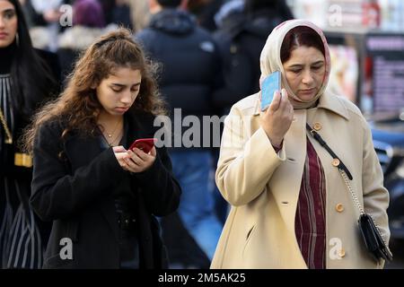 London, Großbritannien. 26. Dezember 2022. Frauen, die ihr Handy benutzen, während sie auf der Oxford Street im Zentrum Londons spazieren. (Foto: Dinendra Haria/SOPA Images/Sipa USA) Guthaben: SIPA USA/Alamy Live News Stockfoto