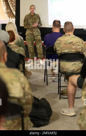 USA Oberst der Luftwaffe Amy Boehle, Senior Air Reserve Component Advisor der Neunten Luftwaffe (Air Forces Central), gibt am 16. Februar 2022 332d Air Expeditionary Wing's Air Force Reserve und Air National Guard Airmen in Südwestasien Auskunft. Stockfoto