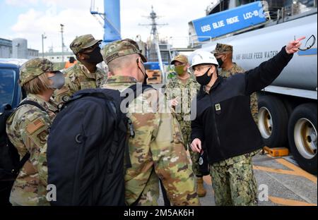 YOKOSUKA, Japan (16. Februar 2022) - das US 7.-Flagschiff USS Blue Ridge (LCC 19) Kommandomeisterin Damien Pulvino führt eine Tour an Bord von Blue Ridge für Commander, Fleet Activities Yokosuka, Japan, hochrangige Angestellte Anführer durch. Blue Ridge ist das älteste Schiff der Navy und arbeitet als Kommandoschiff der 7. Flotte aktiv an der Förderung von Beziehungen zu Verbündeten und Partnern in der Region Indo-Pazifik. Stockfoto