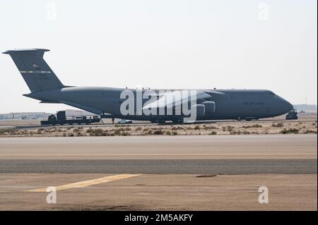 EIN US-AMERIKANISCHER Air Force C-5M Super Galaxy vom 60. Air Mobility Wing, Luftwaffenstützpunkt Travis, nimmt am 16. Februar 2022 am Luftwaffenstützpunkt Al Dhafra, Vereinigte Arabische Emirate, Fracht entgegen. Das C-5 ist ein strategisches Transportflugzeug, das für den Transport von Fracht und Personal für das Verteidigungsministerium eingesetzt wird. Stockfoto