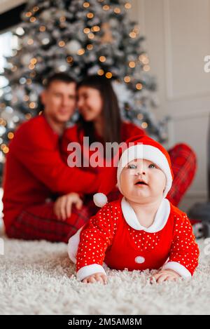 Glückliche Familie in der Nähe des Weihnachtsbaums für das neue Jahr Stockfoto