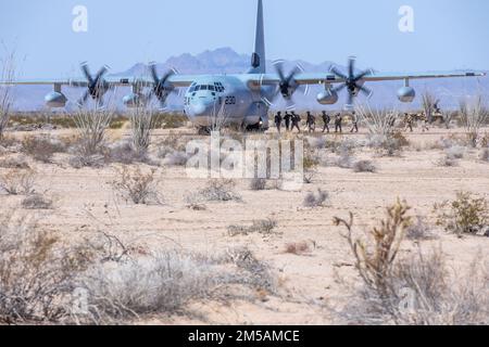 US-Marineinfanteristen mit 1st Bataillons, 4th Marine Regiment, 1st Marine Division, laden nach einem Luftangriff im Rahmen von Winter Fury 22 vor der Marine Corps Air Station Yuma, Arizona, auf einen C-130 Herkules, 16. Februar 2022. Winter Fury 22 betont die erhöhten Anforderungen an den Informationsfluss und den Informationsaustausch durch vorhandene Fähigkeiten und bisher unerprobte Prozesse. Winter Fury 22 bietet den Marines of 3rd Marine Aircraft Wing realistische, relevante Schulungsmöglichkeiten, die notwendig sind, um auf jede Krise auf der ganzen Welt zu reagieren und in einem hart umkämpften Seefrachtgeflecht entschieden zu gewinnen Stockfoto