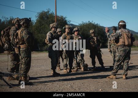 USA Marine Sgt. Brian Lopez, Kampflehrer für den Kurs für Fortgeschrittene Maschinengewehre, School of Infantry - West, Advanced Infantry Training Bataillon, bespricht die Schüler während einer Feuerübung auf Schießstand 218 im Marine Corps Base Camp Pendleton, Kalifornien, 16. Februar 2022. Die AMGC ist ein sechswöchiger Kurs, in dem Maschinengewehrer ihre Kampffähigkeiten und Waffen sowie ihre Landnavigation und die Führung kleiner Einheiten verbessern. Stockfoto